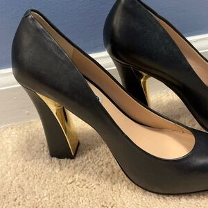 Karl Lagerfeld Clari leather pumps with metallic gold detail, Size 6